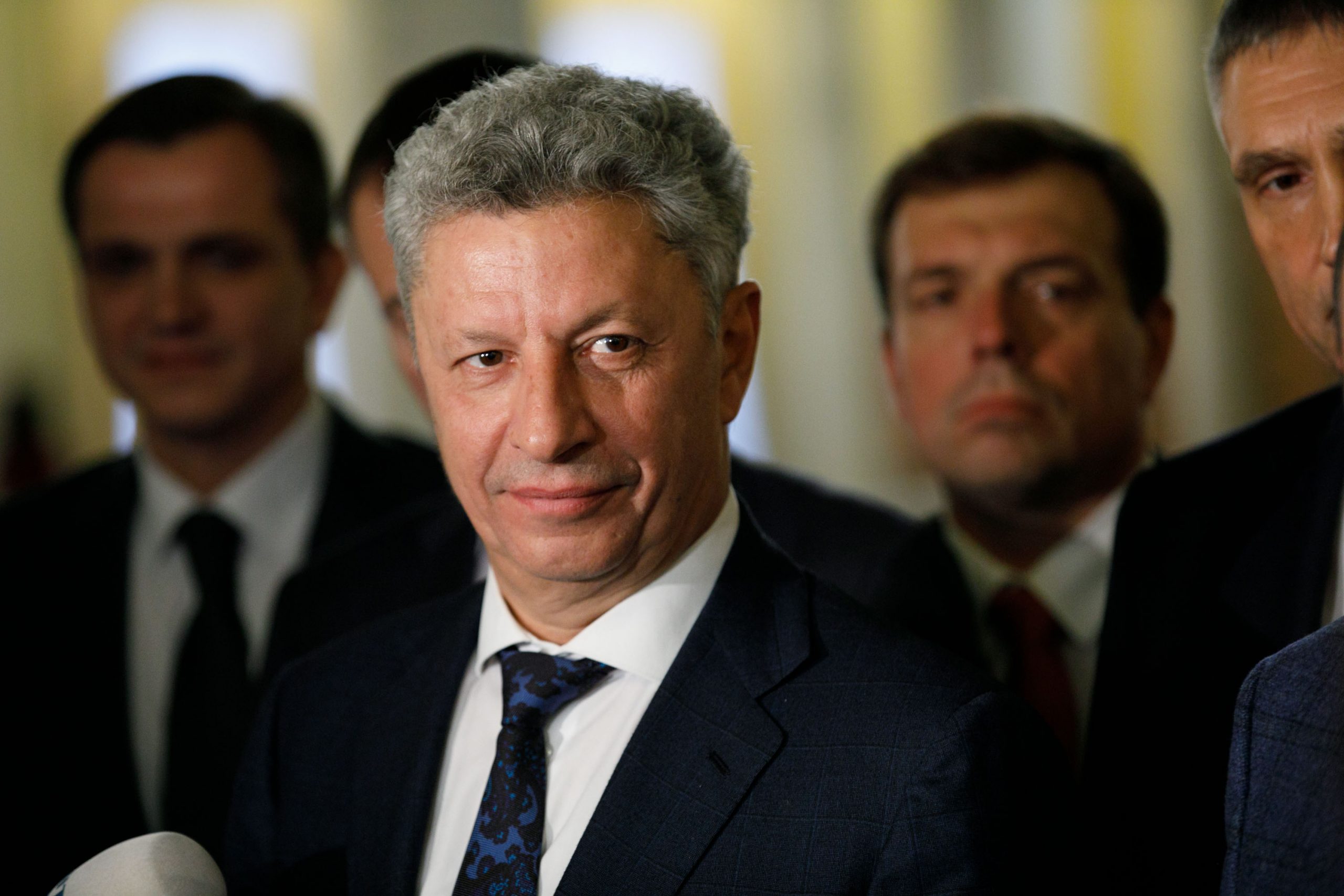 Бойко настигает Зеленского в рейтингах доверия