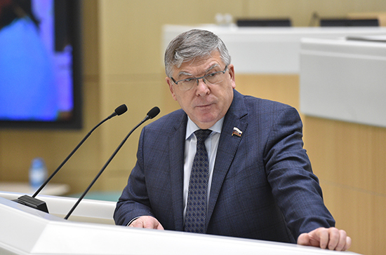 Рязанский оценил предложение ввести выплаты на сбор детей в школу