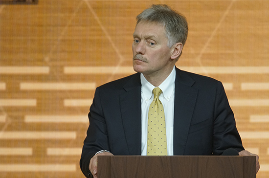 Песков назвал размер зарплат медиков в регионах приоритетом для местных властей