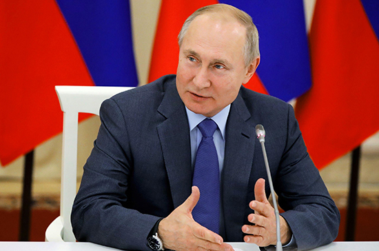 Владимир Путин поздравил кинорежиссера Владимира Наумова с днём рождения